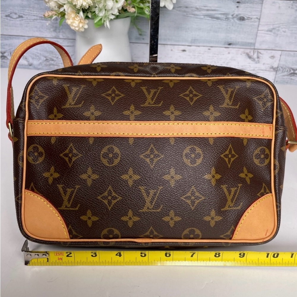 LOUIS VUITTON Crossbody /Shoulder bag (871 TH )